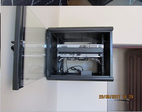 Gabinete de comunicaciones abierto instalado en pared con salida eléctrica