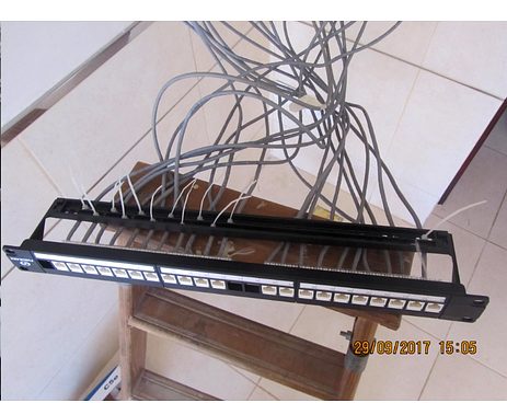 Patch panel con cada boca de red conexionada y etiquetada