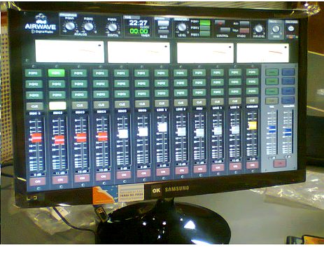 Consola digital de transmisión de radio con canales y niveles de audio configurados