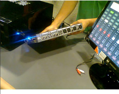 Técnico conectando una interfaz de audio profesional a la consola de transmisión