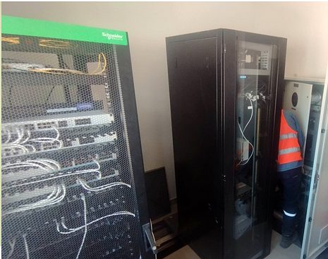 Rack de comunicaciones cerrado junto a gabinete eléctrico en sala técnica